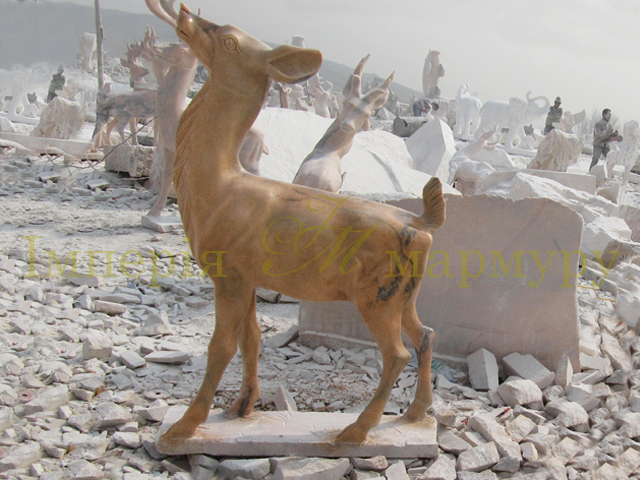 Мраморная скульптура оленя - фото